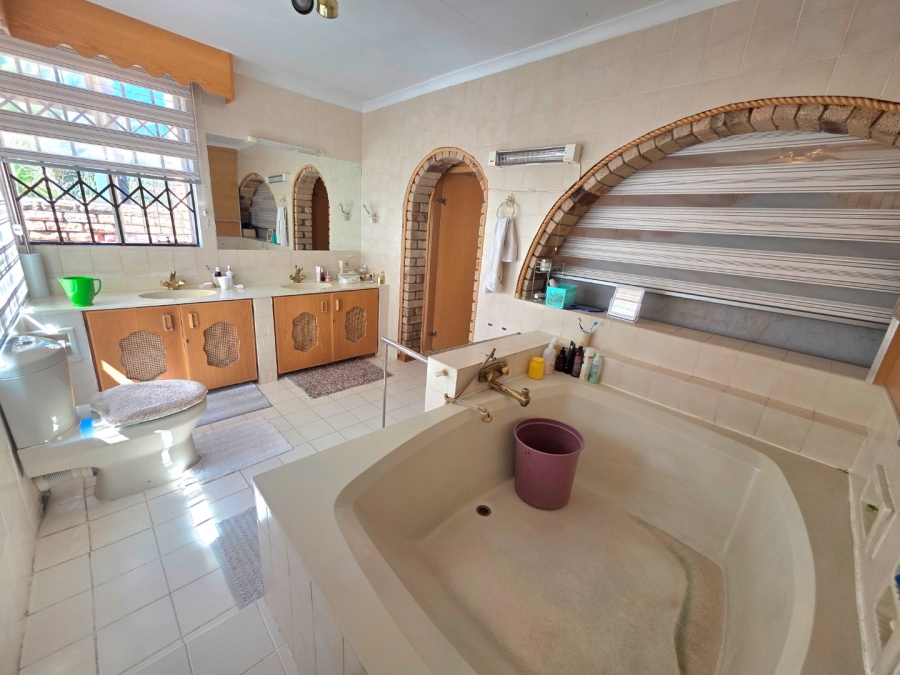 5 Bedroom Property for Sale in La Provance Free State